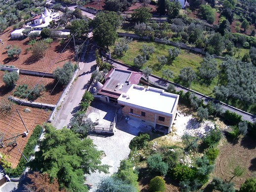 Villetta Con Trullo e Deposito in Zona Collinare